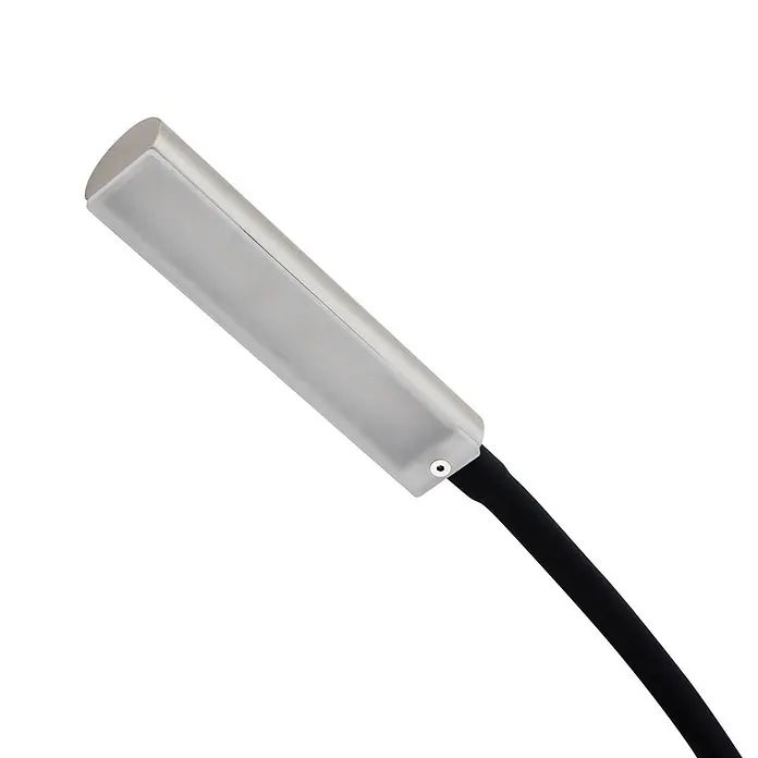 Lindby Wandleuchte Flexola - schwarz, alu / grau / zink - Silberner, rechteckiger LED-Leuchtenkopf mit einer lichtdurchlässigen Platte, verbunden mit einem schwarzen Kabel.