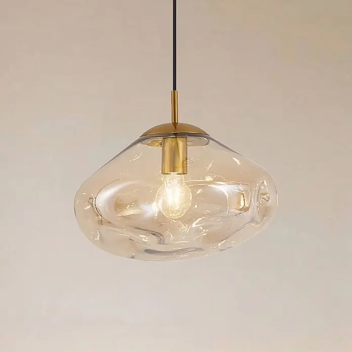 Lindby Pendelleuchte Lelia - L x B x H: 35 x 35 x 22 cm, creme / amber, amber, messing, E27 - Hängeleuchte mit unregelmäßig geformtem, honigfarbenem Glasschirm und Messingbefestigung.