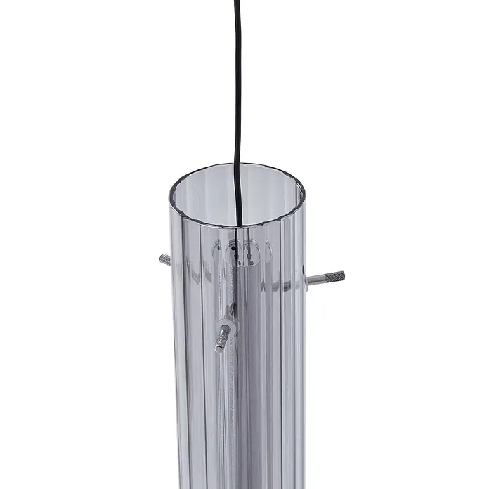 Lucande Pendelleuchte Korvitha - alu / grau / zink, rauchgrau, silber - Nahaufnahme einer klaren, gerippten zylindrischen Pendelleuchte mit schwarzem Kabel und silbernen Metalldetails.