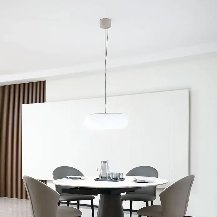 Lucande Pendelleuchte Bolti - L x B x H: 50 x 50 x 17,2 cm, weiß / opal, weiß gefrostet - Weiße ovale Pendelleuchte über einem modernen Esstisch mit grauen Stühlen.