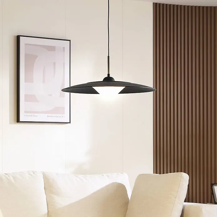 Lucande Pendelleuchte Foco - schwarz, Schwarz, weiß - Schwarze moderne Pendelleuchte beleuchtet ein Wohnzimmer mit cremefarbenem Sofa.