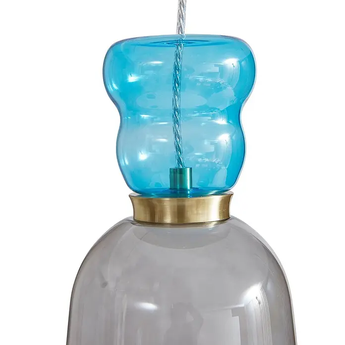 Lucande Pendelleuchte Fay - L x B x H: 15 x 15 x 37 cm, alu / grau / zink, hellgrau, hellBlau, weiß matt - Zweifarbige Glas-Pendelleuchte: blauer oberer, grauer unterer Teil, Messingband und geflochtenes Aufhängekabel.