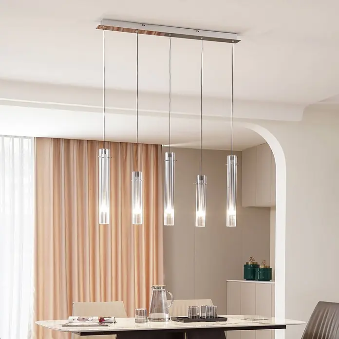 Lucande Pendelleuchte Korvitha - L x B x H: 92 x 8,5 x 45 cm, alu / grau / zink, rauchgrau, silber - Rechteckige Deckenlampe mit fünf klaren geriffelten Glaszylinder-Pendelleuchten über einem Esstisch.