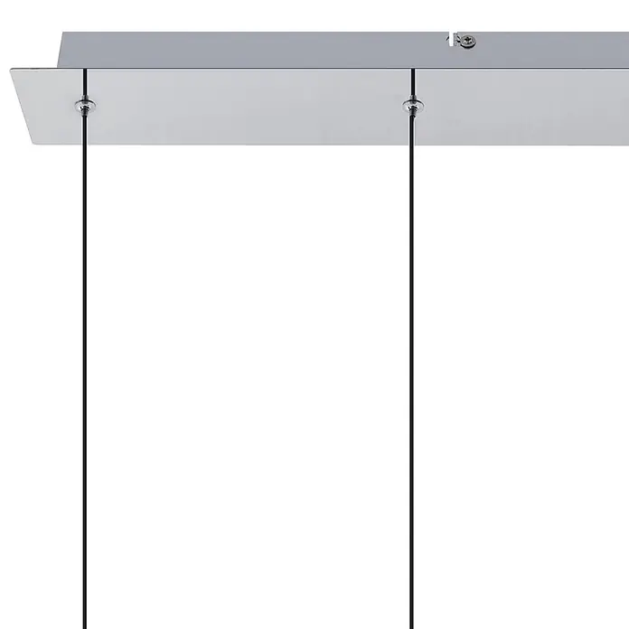 Lucande Pendelleuchte Korvitha - L x B x H: 92 x 8,5 x 45 cm, alu / grau / zink, rauchgrau, silber - Verchromte Deckenrosette mit zwei schwarzen Kabeln für eine Pendelleuchte und einer sichtbaren Schraube.