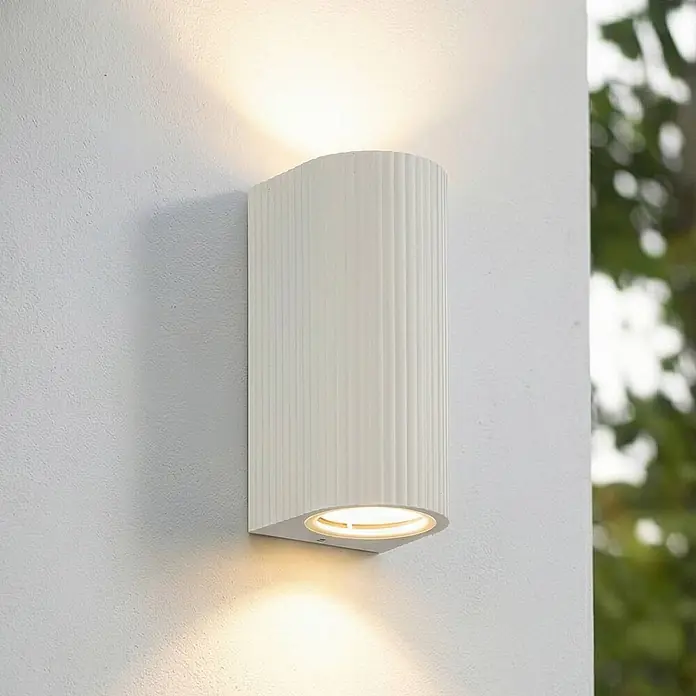 Lindby Außenwandleuchte Aluvo - weiß / opal, IP65 - Weiße, gerillte, rechteckige Außenwandleuchte mit warmem Licht nach oben und unten.