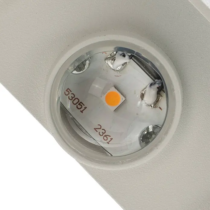 Lindby Außenwandleuchte Ithan - weiß / opal, IP54 - Weiße LED-Leuchte mit klarer Linse, die einen orangefarbenen LED-Chip und sichtbare Seriennummern zeigt.