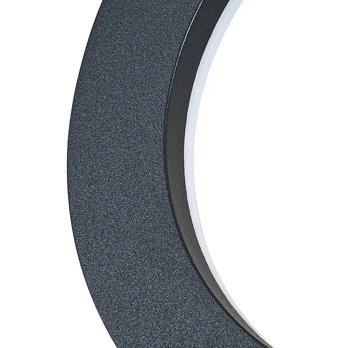 Lindby Außenwandleuchte Ilveo - schwarz, schwarz, IP54 - Nahaufnahme einer dunkelgrauen, strukturierten, gekrümmten LED-Leuchte mit einem weißen inneren Diffusorstreifen.