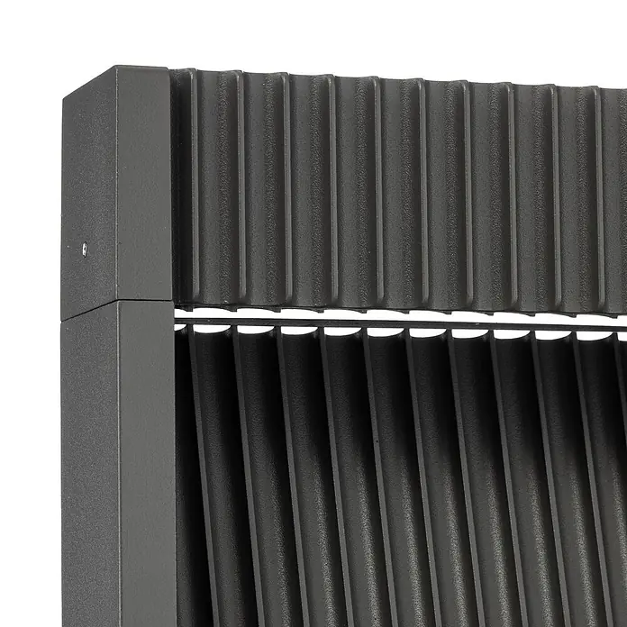Lucande Außenwandleuchte Tavion - schwarz, schwarz, IP65 - Dunkelgraues, texturiertes Metallgitter mit vertikalen Lamellen und zentraler Horizontalöffnung.