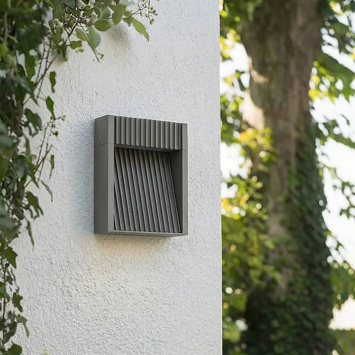 Lucande Außenwandleuchte Tavion - schwarz, schwarz, IP65 - Anthrazitfarbene Außenwandleuchte mit offenem Lamellendesign.