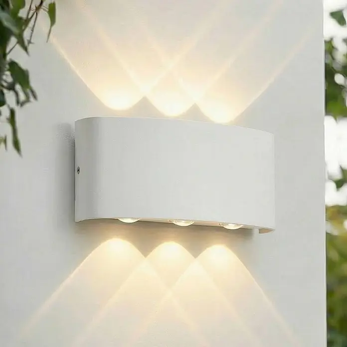 Lindby Außenwandleuchte Ithan - weiß / opal, IP54 - Weiße, gebogene, rechteckige Außenwandleuchte mit drei nach oben und drei nach unten gerichteten Lichtstrahlen.