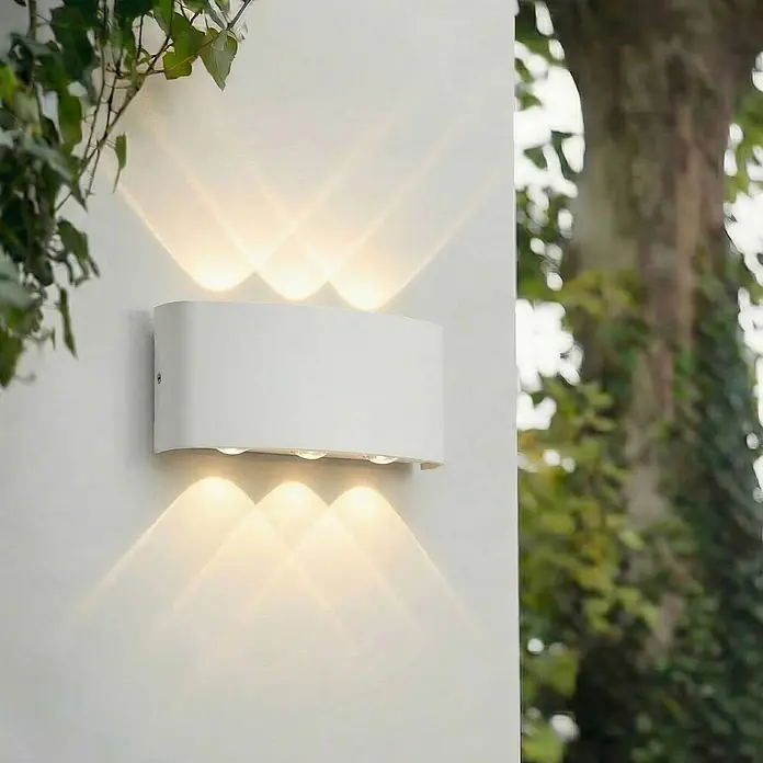 Lindby Außenwandleuchte Ithan - weiß / opal, IP54 - Weiße Outdoor-Wandleuchte, die an einer Wand nach oben und unten leuchtet.