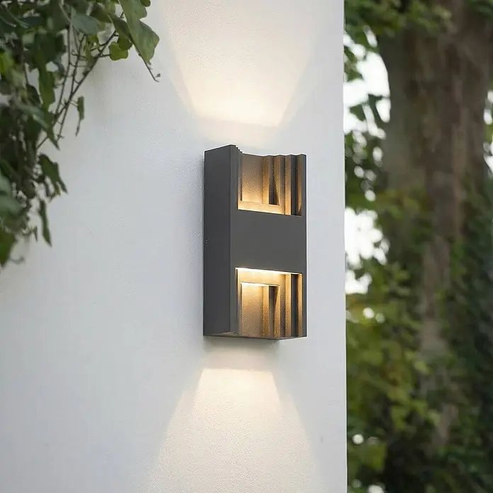 Lindby Außenwandleuchte Aurali - schwarz, IP65 - Dunkelgraue Outdoor-Wandleuchte mit Up/Down-Beleuchtung und geripptem Innenraum.