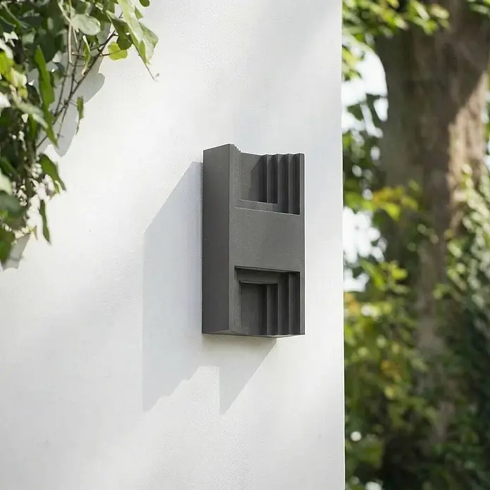 Lindby Außenwandleuchte Aurali - schwarz, IP65 - Dunkelgraue Outdoor-Wandleuchte mit geometrischem Stufendesign.