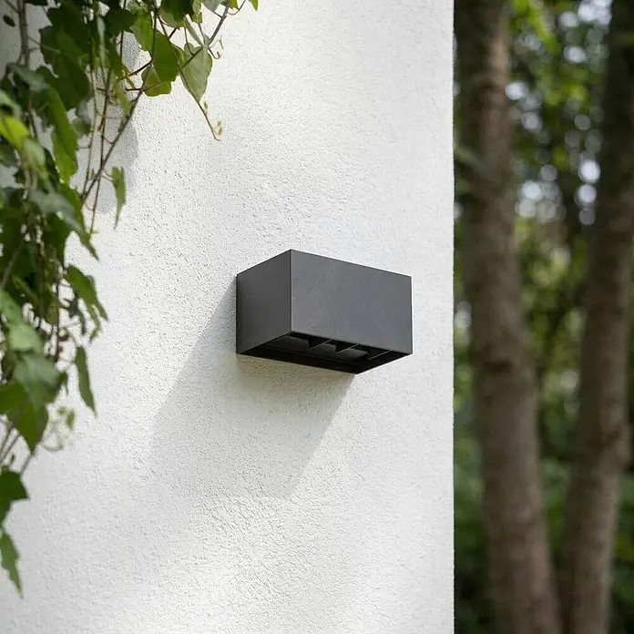 Lindby Außenwandleuchte Nivar - 10 x 20 x 10 cm, schwarz, schwarz, IP54 - Dunkelgraue rechteckige Außenwandleuchte, zur Auf- und Abwärtsbeleuchtung an der Wand montiert.