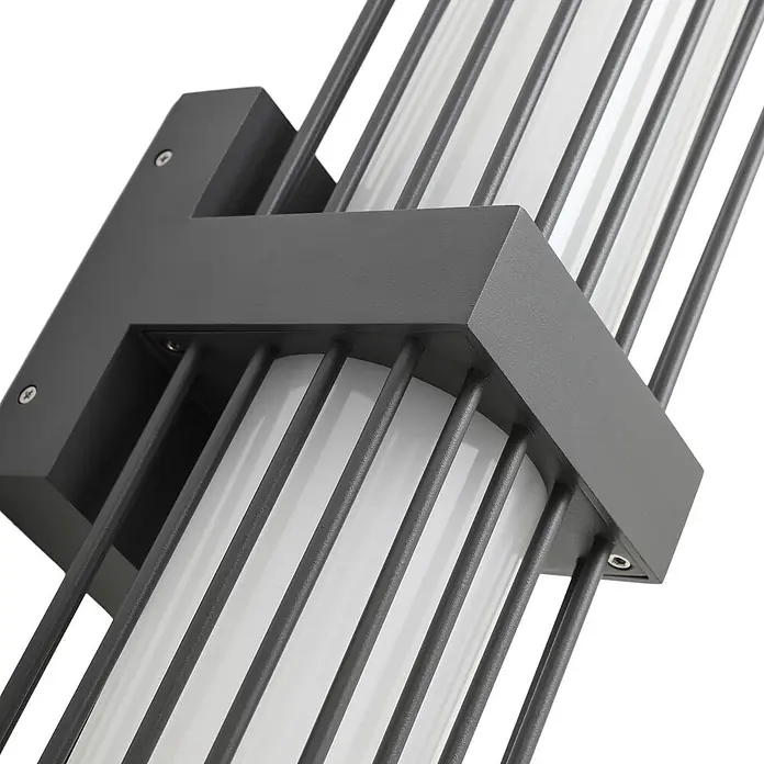 Lucande Außenwandleuchte Chandan - 13,6 x 10,6 x 41,9 cm, schwarz, schwarz, IP54 - Moderne dunkelgraue Außenwandleuchte mit vertikalen Metallstreben und weißem Diffusor.