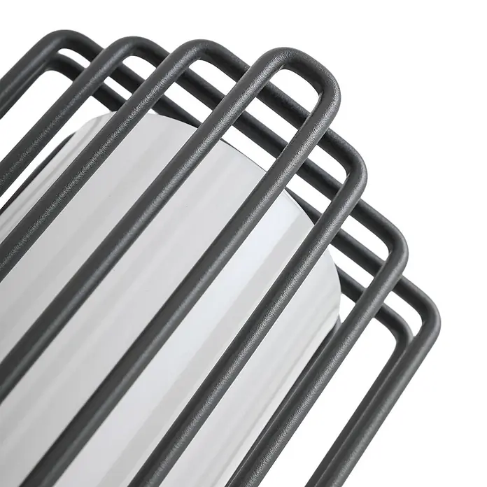 Lucande Außenwandleuchte Chandan - 13,6 x 10,6 x 41,9 cm, schwarz, schwarz, IP54 - Dunkelgraues Metall-Drahtregal mit einem weißen gerippten zylindrischen Objekt.