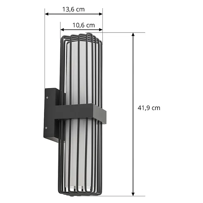 Lucande Außenwandleuchte Chandan - 13,6 x 10,6 x 41,9 cm, schwarz, schwarz, IP54 - Schwarze Metallgitter-Außenwandleuchte mit weißem Diffusor auf rechteckigem Sockel.