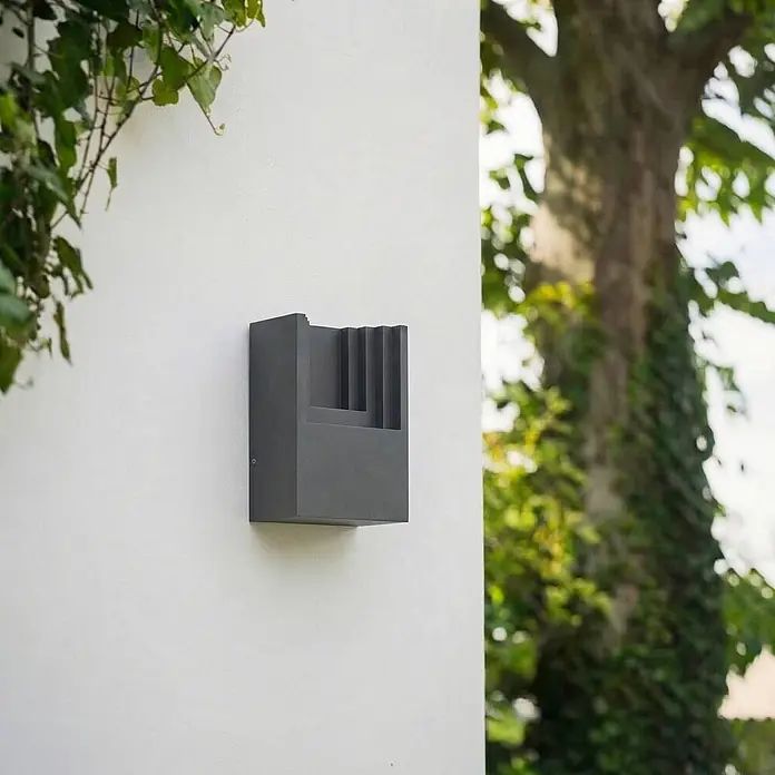 Lindby Außenwandleuchte Aurali - 6,1 x 12 x 15,7 cm, schwarz, IP65 - Dunkelgraue Außenwandleuchte mit vertikalen Lamellen.