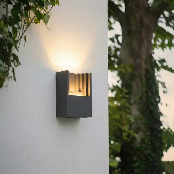 Lindby Außenwandleuchte Aurali - 6,1 x 12 x 15,7 cm, schwarz, IP65 - Anthrazitfarbene Außenwandleuchte mit vertikalen Lamellen, die warmes Licht abstrahlt.