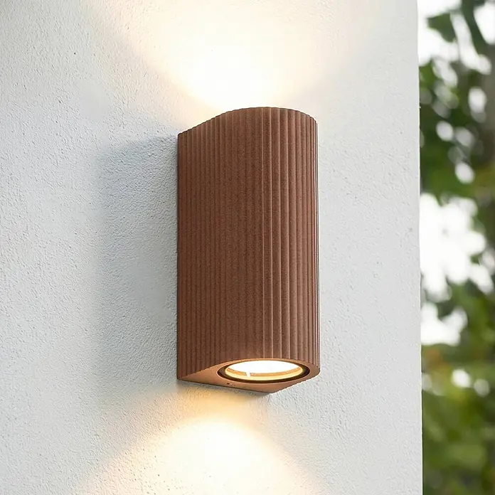 Lindby Wandleuchte aussen in rost, Aussenlampe Wand -  - Braune gerippte Außenwandleuchte, die Licht nach oben und unten strahlt.