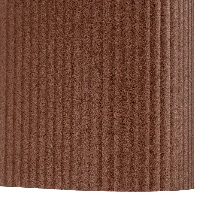 Lindby Wandleuchte aussen in rost, Aussenlampe Wand -  - Gekrümmte, gerillte braune Oberfläche mit einer strukturierten, gesprenkelten Beschaffenheit.