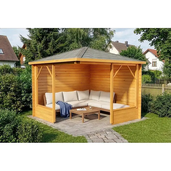 Alpholz Gartenlaube Maik 28 - Außenmaß inkl. Dachüberstand (B x T): 318 x 318 cm, Holz, Pinie - Holzpavillon mit grauem Dach und L-förmigem Sofa mit weißen Kissen.