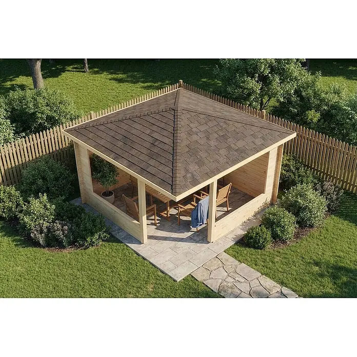 Alpholz Gartenlaube Maik 40 - Außenmaß inkl. Dachüberstand (B x T): 415 x 415 cm, Holz, Naturbelassen - Hölzerner Gartenpavillon mit braunem Schindeldach in einem grünen Garten mit gepflastertem Weg und Holzmöbeln.
