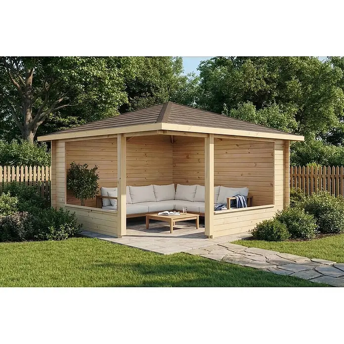 Alpholz Gartenlaube Maik 40 - Außenmaß inkl. Dachüberstand (B x T): 415 x 415 cm, Holz, Naturbelassen - Helles Holzpavillon mit dunklem Dach und weiß gepolstertem L-Sofa sowie Couchtisch als Sitzbereich im Freien.