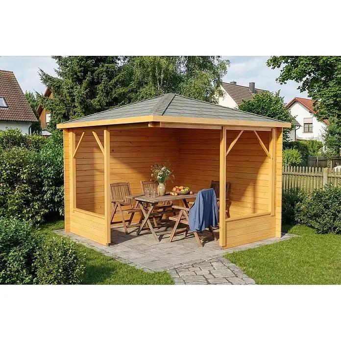 Alpholz Gartenlaube Maik 28 - Außenmaß inkl. Dachüberstand (B x T): 318 x 318 cm, Holz, Pinie - Ein hölzerner Gartenpavillon mit grauem Dach und Esstischgruppe mit Blumen und Obst, auf einer gepflasterten Terrasse im Garten.