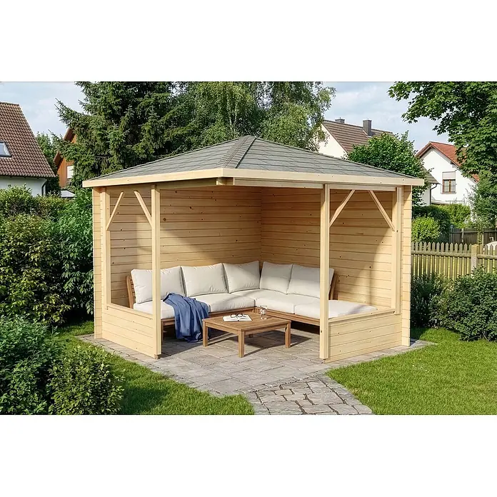 Alpholz Gartenlaube Maik 28 - Außenmaß inkl. Dachüberstand (B x T): 318 x 318 cm, Holz, Naturbelassen - Pavillon aus hellem Holz mit grauem Dach, L-förmigem Sofa mit weißen Polstern und Holztisch für entspannte Stunden im Garten.