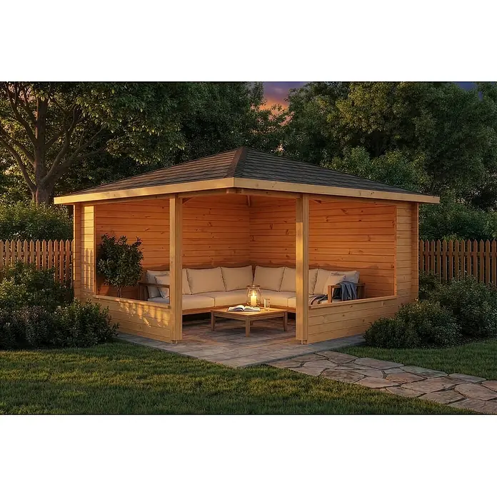 Alpholz Gartenlaube Maik 40 - Außenmaß inkl. Dachüberstand (B x T): 415 x 415 cm, Holz, Pinie - Hölzerner Gartenpavillon mit cremefarbener Eckcouch auf gepflasterter Terrasse in üppiger Gartenanlage.