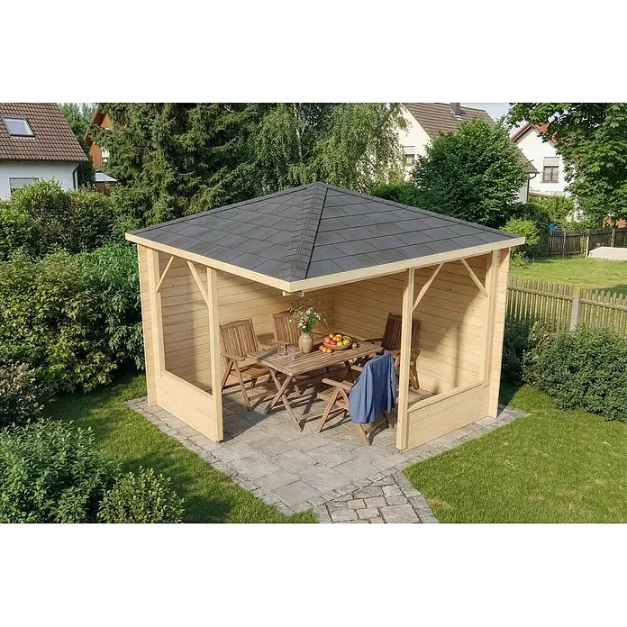 Alpholz Gartenlaube Maik 28 - Außenmaß inkl. Dachüberstand (B x T): 318 x 318 cm, Holz, Naturbelassen - Hölzerner Gartenpavillon mit dunkelgrauem Dach, ausgestattet mit Tisch und Stühlen für Mahlzeiten im Freien auf einer gepflasterten Terrasse.
