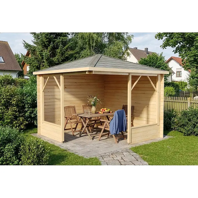 Alpholz Gartenlaube Maik 28 - Außenmaß inkl. Dachüberstand (B x T): 318 x 318 cm, Holz, Naturbelassen - Heller Holzpavillon mit dunkelgrauem Schindeldach, mit Tisch und Stühlen in einem Garten.