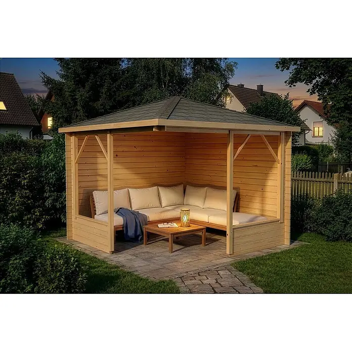 Alpholz Gartenlaube Maik 28 - Außenmaß inkl. Dachüberstand (B x T): 318 x 318 cm, Holz, Naturbelassen - Gemütlicher Holzgartenpavillon mit dunklem Dach, Ecksofa mit hellen Kissen und Couchtisch mit Laterne, platziert in einem Garten bei Dämmerung.