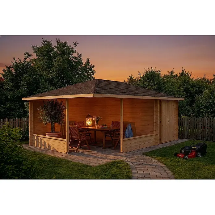 Alpholz Gartenlaube Maik - Außenmaß inkl. Dachüberstand (B x T): 585 x 415 cm, Holz, Naturbelassen - Geräumiger Holzpavillon mit dunklem Dach und integriertem Geräteschuppen, möbliert mit einer Garten-Essgruppe, in der Abenddämmerung.