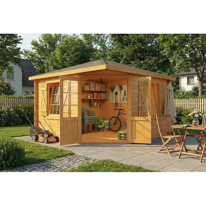 Alpholz Gartenhaus Monica Royal - Außenmaß inkl. Dachüberstand (B x T): 368 x 368 cm, Holz, Pinie - Ein helles Holzgartenhaus mit offenen Türen, das Gartengeräte, ein Fahrrad und Gartenmöbel in einem sonnigen Garten zeigt.