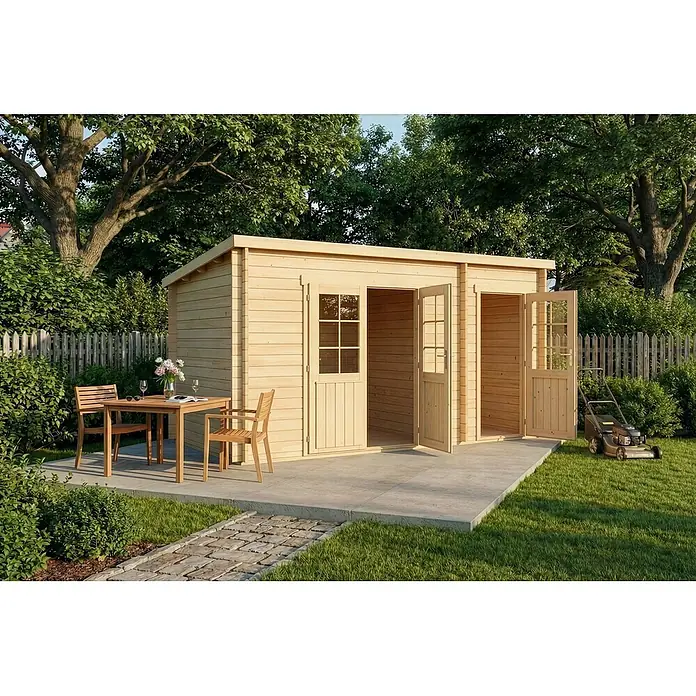 Alpholz Gartenhaus Maria - Außenmaß inkl. Dachüberstand (B x T): 450 x 272 cm, Holz, Naturbelassen - Helles Holzgartenhaus mit mehreren Türen, in einem Garten mit Terrasse.