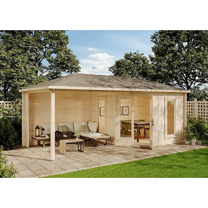Alpholz Gartenhaus ECO Set Liwa - Außenmaß inkl. Dachüberstand (B x T): 614 x 317 cm, Holz, Naturbelassen - Helles Holzgartenhaus mit grauem Dach, offener Lounge-Bereich mit Kissen und geschlossenem Esszimmer, auf gepflasterter Terrasse im Garten.