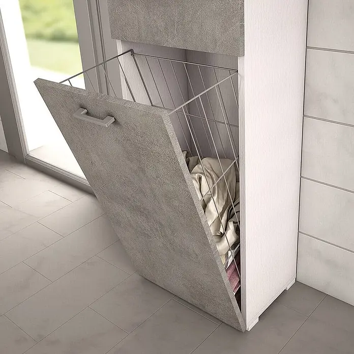 Kiamami Valentina Holz-Mehrzweckschrank - 450 x 320 x 1.950 cm, Weiß, Zementfarbe - Kippbarer Wäschekorb in weißem Schrank mit grauer Betonoptik-Tür, inklusive Drahtkorb für Kleidung.