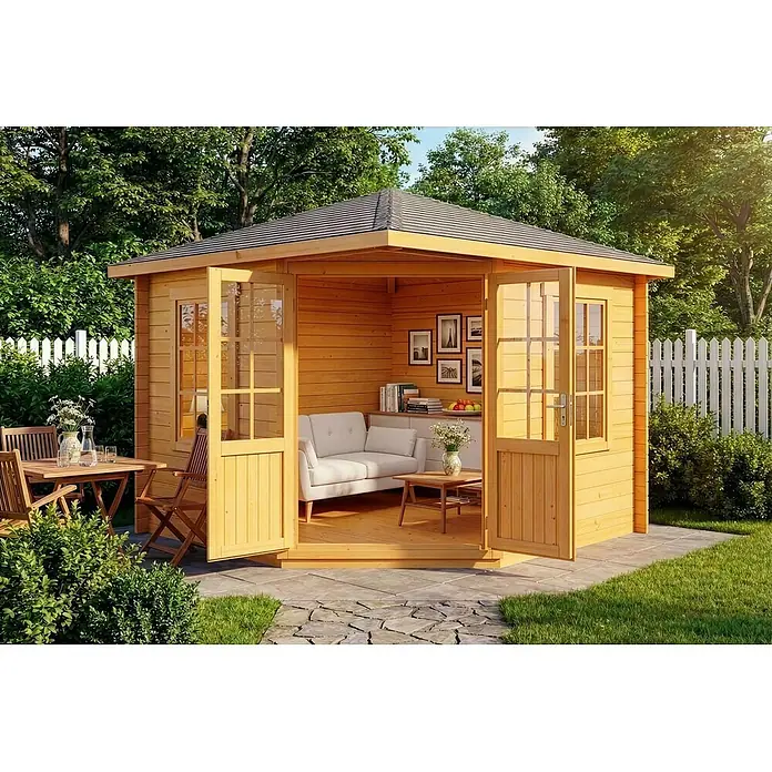 Alpholz Gartenhaus Monica - Außenmaß inkl. Dachüberstand (B x T): 320 x 320 cm, Holz, Pinie - Gartenhaus aus hellem Holz mit gemütlichem Innen-Loungebereich, umgeben von Grün und angrenzender Terrasse.