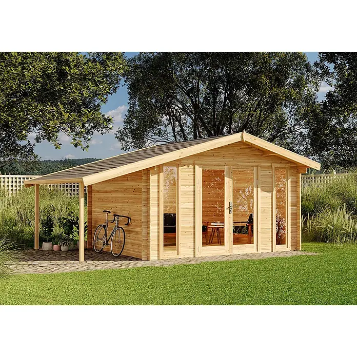 Alpholz Gartenhaus Mirko Modern - Außenmaß inkl. Dachüberstand (B x T): 549 x 350 cm, Holz, Pinie - Ein helles Gartenhaus aus Holz mit Glastüren und überdachter Terrasse, wo ein Fahrrad steht, in einem sonnigen Garten.