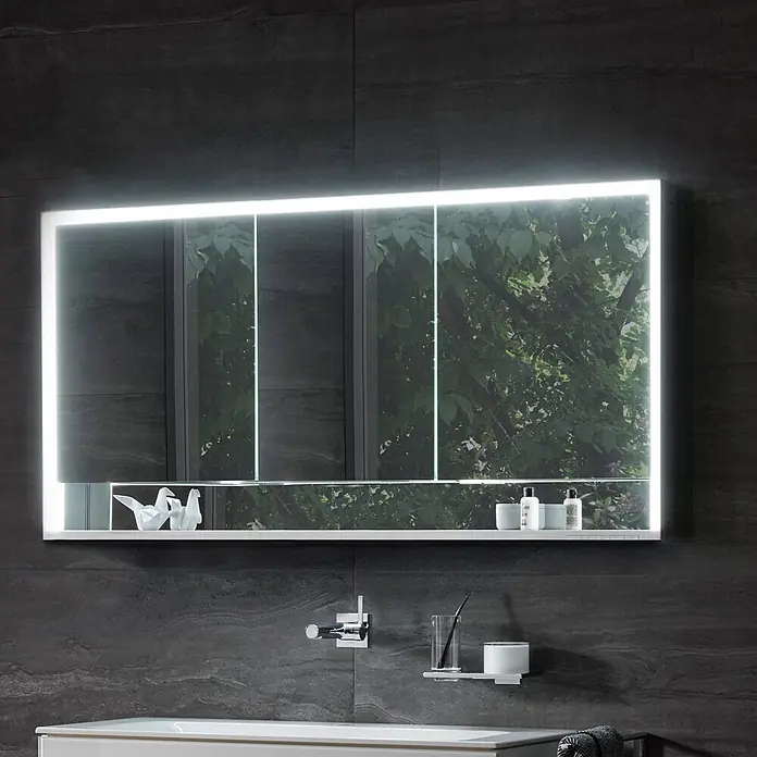 Keuco LED-Spiegelschrank Royal Lumos - B x H: 120 x 73,5 cm, Aluminium, silber-eloxiert - Beleuchteter, rechteckiger Badspiegelschrank mit integrierter Ablage, der Grün reflektiert.