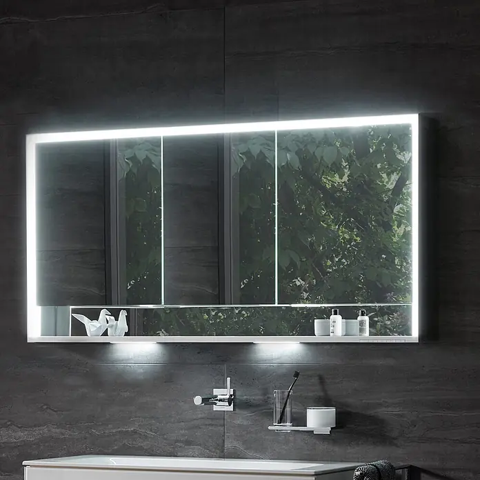 Keuco LED-Spiegelschrank Royal Lumos - B x H: 120 x 73,5 cm, Aluminium, silber-eloxiert - Großer, wandmontierter LED-Spiegelschrank mit umlaufender Beleuchtung und Ablage, in einem modernen Bad.