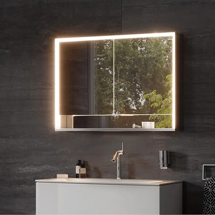 Keuco LED-Spiegelschrank Royal Lumos - B x H: 100 x 73,5 cm, Aluminium, silber-eloxiert - Ein beleuchteter Spiegelschrank mit Ablage, über einem weißen Waschtisch in einem modernen Badezimmer.