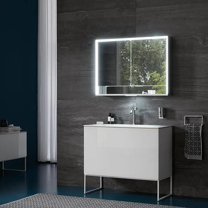 Keuco LED-Spiegelschrank Royal Lumos - B x H: 100 x 73,5 cm, Aluminium, silber-eloxiert - Moderner weißer Badunterschrank mit Metallfüßen und beleuchtetem Spiegelschrank in stilvollem Bad.