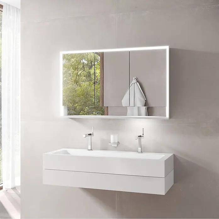 Keuco LED-Spiegelschrank Royal Lumos - B x H: 120 x 73,5 cm, Aluminium, silber-eloxiert - Weißer Doppelwaschtisch mit Chromarmaturen und beleuchtetem Spiegelschrank in einem modernen Badezimmer.