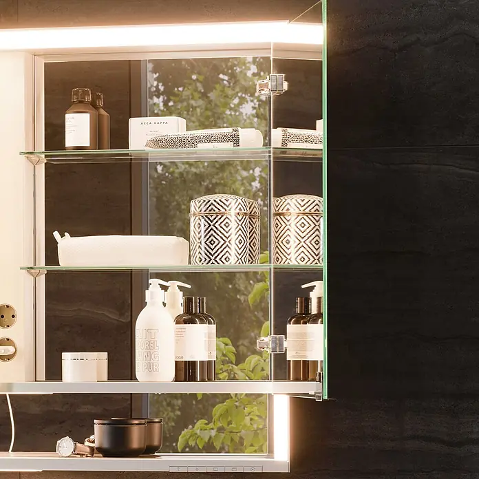 Keuco LED-Spiegelschrank Royal Lumos - B x H: 120 x 73,5 cm, Aluminium, silber-eloxiert - Offener, beleuchteter Badspiegelschrank mit Glasregalen, die Toilettenartikel präsentieren.