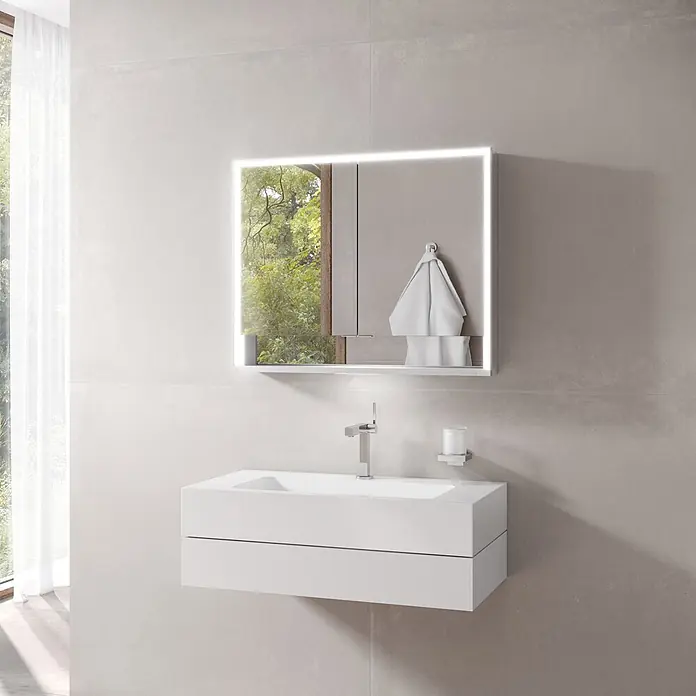 Keuco LED-Spiegelschrank Royal Lumos - B x H: 100 x 73,5 cm, Aluminium, silber-eloxiert - Moderne weiße Wandwaschtischanlage mit integriertem Waschbecken und Chromarmatur, unter beleuchtetem Spiegelschrank im Bad.