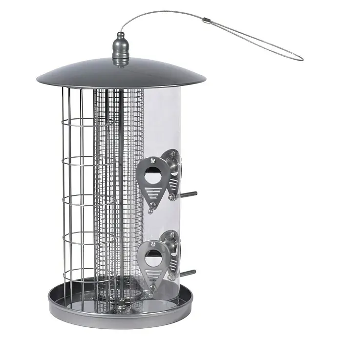 Dobar Futterspender - L x B x H: 21,5 x 21,5 x 36,5 cm, Metall, 3 Futterkammern - Bild einer silberfarbenen Vogelfutterstation mit Drahtgeflecht, die an einer Metallaufhängung befestigt ist.