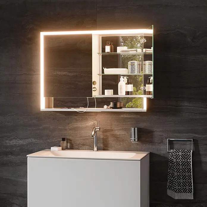 Keuco LED-Spiegelschrank Royal Lumos - B x H: 100 x 73,5 cm, Aluminium, silber-eloxiert - Beleuchteter Spiegelschrank mit offener Tür, Regalen und Steckdosen, über einem weißen Waschtisch mit Waschbecken im modernen Bad.